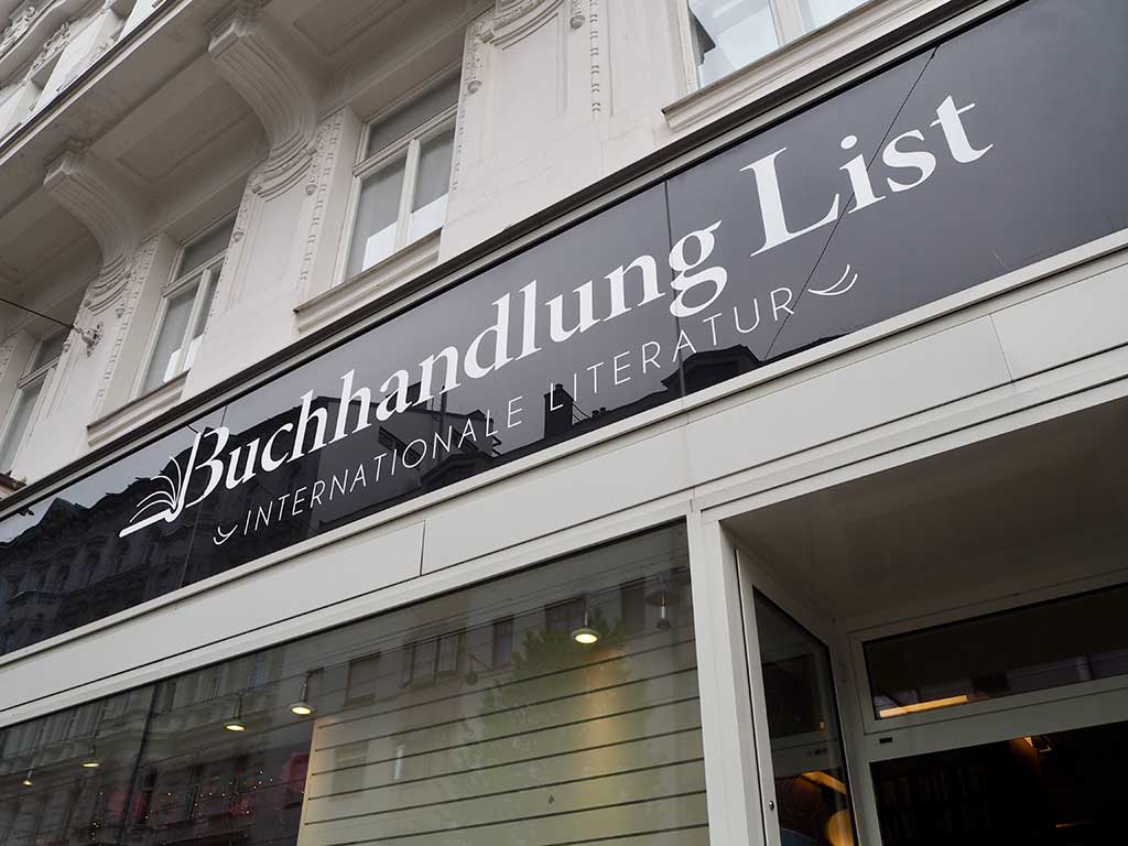 Das Geschäftsschild der Buchhandlung List in der Porzellangasse